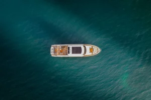 Yate navegando fotografiado con dron