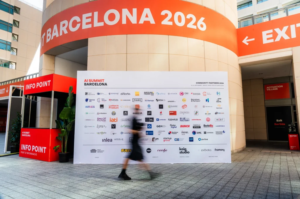 Mur des partenaires de l'AI Summit Barcelona 2026 avec Keig Studio, partenaire officiel photo et vidéo