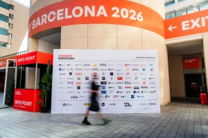 Mur des partenaires de l'AI Summit Barcelona 2026 avec Keig Studio, partenaire officiel photo et vidéo